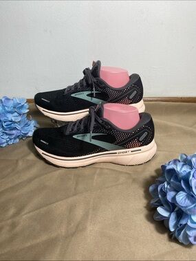 Brooks Women's Running Shoes in Black with Light Pink and Teal Accents